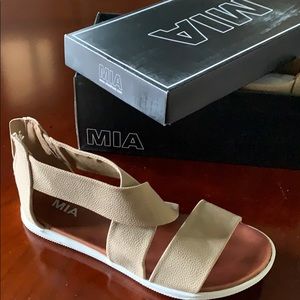 New in box Mia Bethany taupe sandal